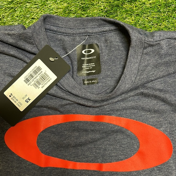 Oakley NWT tshirt size XS - Picture 2 of 3